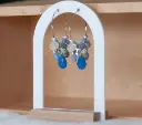 Boucles argentées rondes bleues