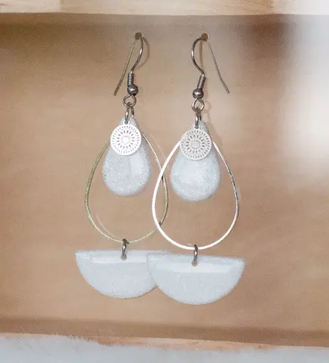 Boucles argentées gouttes blanches