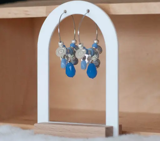 Boucles argentées rondes bleues