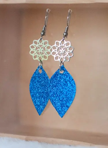 Boucles argentées brillantes bleues